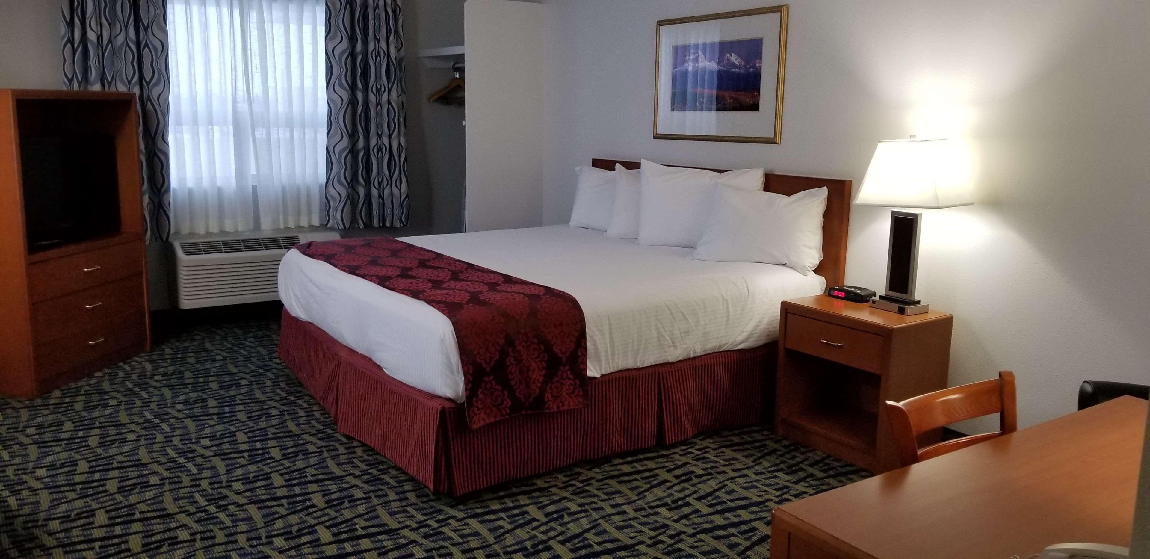 Surestay Plus Hotel By Best Western Lethbridge Room photo